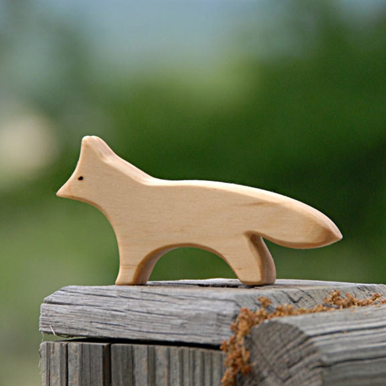 маленькие деревянные фигурки. фигурки животных из дерева. деревянные фигурки из дерева. простые фигурки из дерева. деревянные фигурки из дерева.