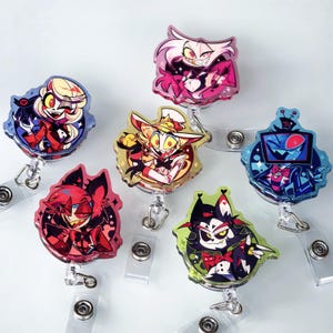 Può includere: Sei portabadge in acrilico con illustrazioni di personaggi dei cartoni animati di Hazbin Hotel. Ogni avvolgitore circolare ha un cinturino in plastica trasparente con un bottone a pressione in metallo, raffigurante vari personaggi distinti.