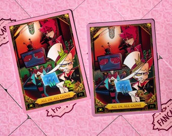 Puede incluir: Dos tarjetas coleccionables rectangulares con una vibrante ilustración animada de dos personajes, uno con cabeza de televisión y otro con un sombrero blanco alto, con el texto ALL IN, ALL GONE en una banda dorada en la parte inferior.