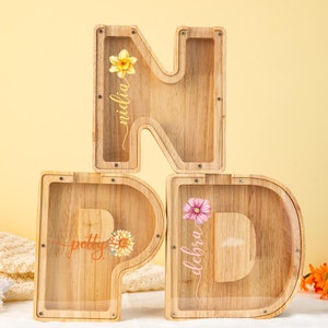 Alcancía de madera personalizada con letras, hucha con flores de nacimiento personalizadas para niños, regalos para mamás primerizas, regalos para bebés, regalos para guarderías