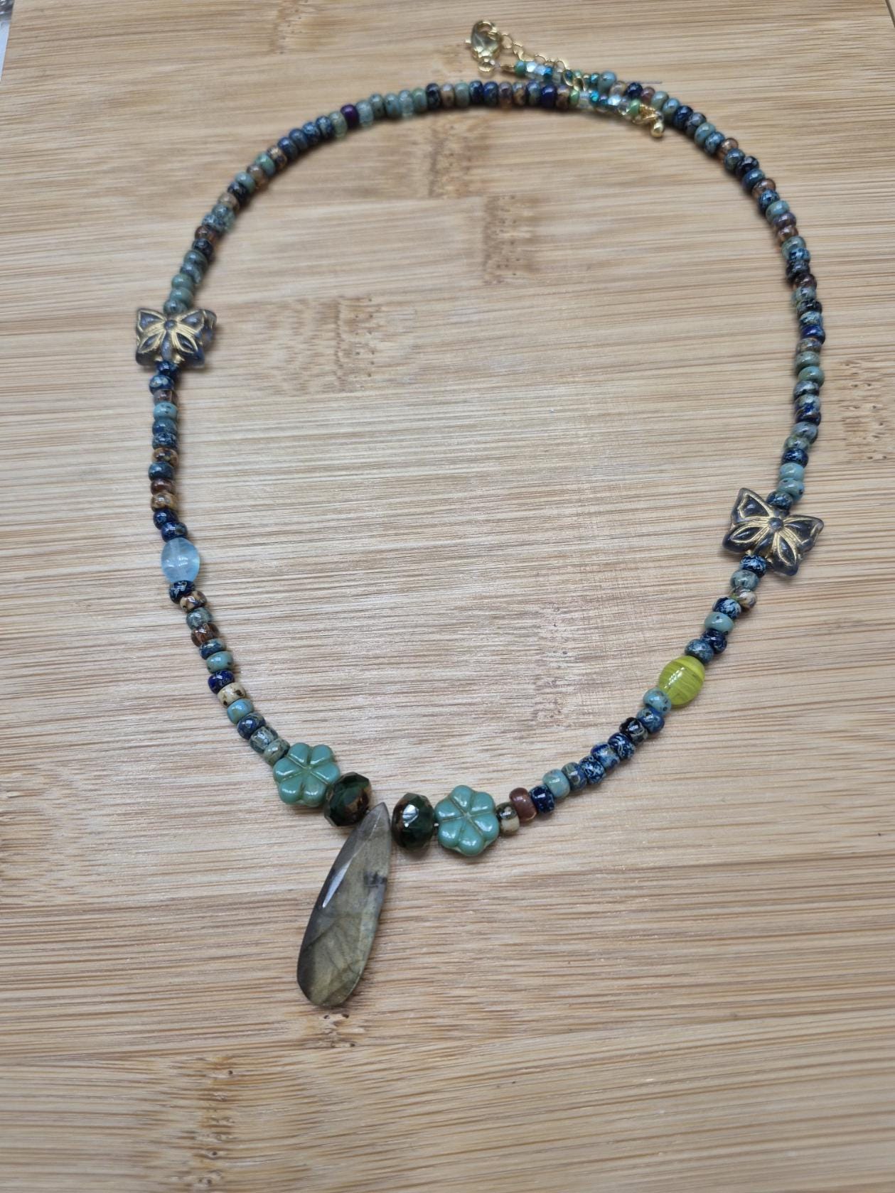 Collier Fantaisie Bohème Perles Fleurs Papillon - Lien Noir Gris 62g