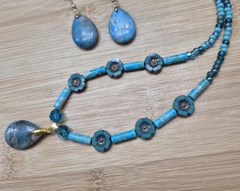 Set composto da collana e orecchini con perline di apatite turchese.