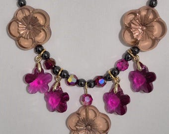 Conjunto de colar e colar com flor de cristal rosa