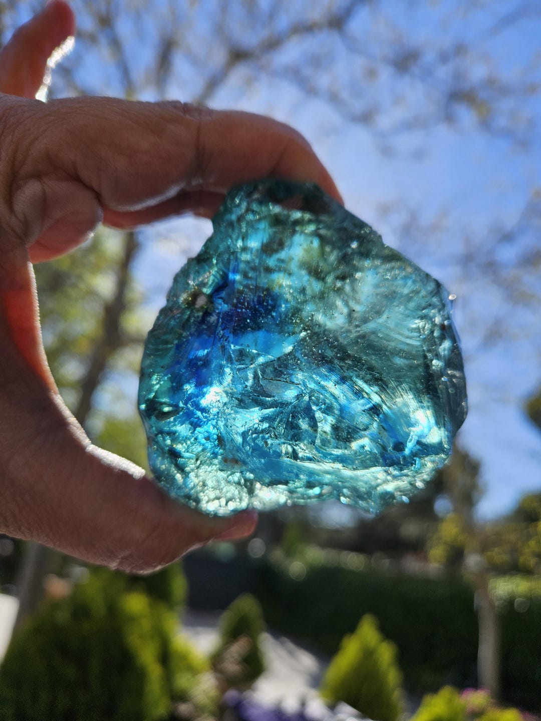 ターコイズとエレクトリックブルーの単原子アンダラクリスタル