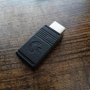 Commodore collectie 64GB Retro Commodore/Amiga USB-stick | Batocera Linux-emulatie + archief | Beige A500, Jet Black CDTV, Dark Gray CD32