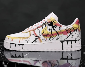 Zapatillas AF1 personalizadas en amarillo y rosa con diseño de goteo, pintadas a mano en amarillo y negro. Zapatillas personalizadas para amantes del arte.