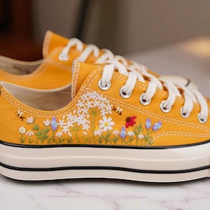 Brautschuhe mit Blumen bestickt, Wildleder-Sneakers, Wildleder-Sneaker, Cottagecore Schuhe, Frühlings-Sommer-Geschenk