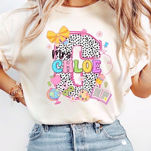 Camiseta con el alfabeto para maestros, camiseta de regreso a clases, camiseta personalizada con letras para el aula, camiseta con estampado de lunares bonitos y útiles escolares.