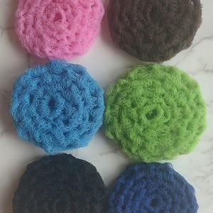 以下が含まれることがあります： ピンク、ブルー、グリーン、ブラック、ダークブルーの6色のヘアゴム。ヘアゴムは柔らかく伸縮性のある素材で作られており、髪をまとめるのに最適です。