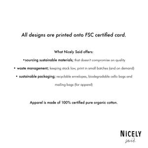 Puede incluir: Texto sobre un fondo blanco que dice "Todos los dise&ntilde;os se imprimen en cart&oacute;n certificado FSC. Lo que Nicely Said ofrece: abastecimiento de materiales sostenibles; que no compromete la calidad gesti&oacute;n de residuos; mantener el stock bajo, imprimir en lotes peque&ntilde;os (y bajo demanda) embalaje sostenible; sobres reciclables, bolsas de celof&aacute;n biodegradables y bolsas de env&iacute;o (para ropa) La ropa est&aacute; hecha de algod&oacute;n org&aacute;nico puro certificado al 100%. NICELY said."
