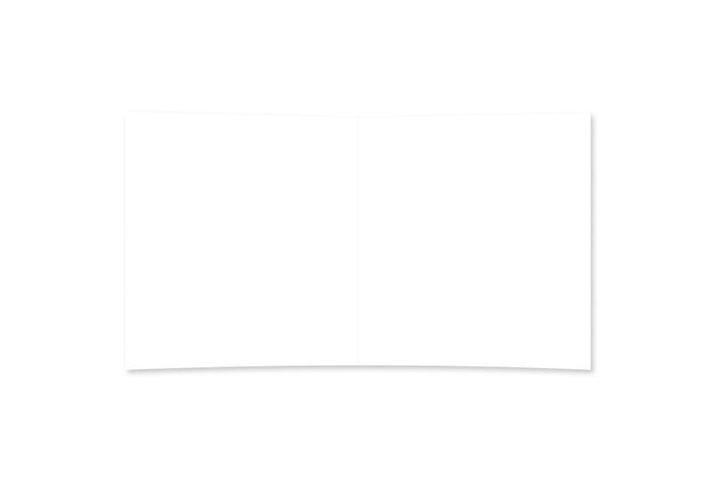 Puede incluir: Tarjeta blanca en blanco con una ligera curva en el medio.