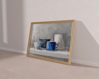 Könnte beinhalten: Ein gerahmtes Gemälde, das ein Stillleben mit drei blauen und weißen Keramikbechern und einem weißen Keramik Krug auf einer weißen Oberfläche zeigt.