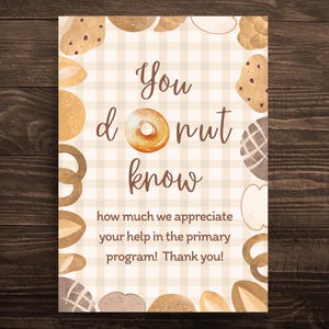 Könnte beinhalten: Rechteckige Karte mit kariertem Hintergrund in Beige und Weiß. Die Karte zeigt Aquarellillustrationen von Backwaren und den Text "You donut know" mit einer Donut-Grafik. Der Text unten lautet "how much we appreciate your help in the primary program! Thank you!"