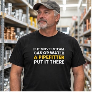 以下が含まれることがあります： IF IT MOVES STEAM GAS OR WATER A PIPEFITTER PUT IT THEREという白と黄色の文字がプリントされた黒の半袖Tシャツ。Tシャツは無地の黒い生地で作られており、胸の中央に文字がはっきりと表示されています。