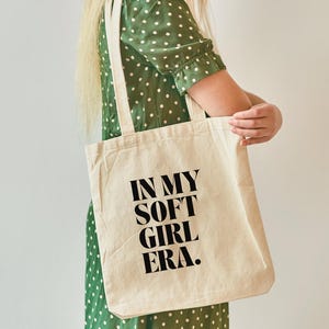 In My Soft Girl Era Tote Bag, Umweltfreundliche Canvas Tasche, Einkaufstasche, Geschenk für sie, All-Occasion Carryall, minimalistischer Stil