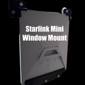 Könnte beinhalten: Rustikales Holzschild mit dem Text "Welcome to our home" in weißer Schrift. Das Schild hat eine Used-Optik und ein schlichtes, einladendes Design.