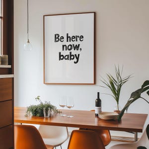 Be Here Now Baby - Minimalistischer Schwarz & Weiß Typografie Wand Kunst Druck, modernes Inspirations Zitat Poster, digitaler Download