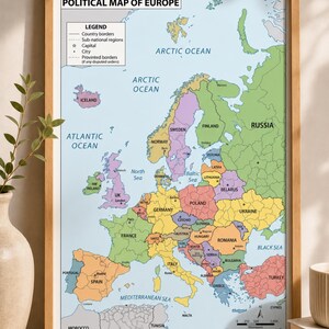 Może przedstawiać: Oprawiona mapa polityczna Europy z jasnoniebieskim tłem oceanu i wielokolorowymi krajami. Mapa zawiera legendę, nazwy państw, stolice oraz skalę w kilometrach. Tekst na mapie brzmi POLITICAL MAP OF EUROPE.