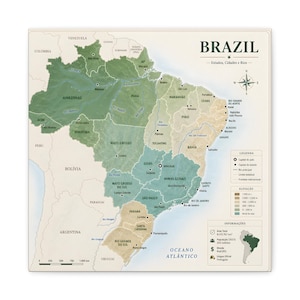 Könnte beinhalten: Eine quadratische Wandkarte von Brasilien mit Bundesstaaten, Städten und Flüssen in Grün- und Beigetönen. Die Karte enthält eine Windrose, eine Legende für Höhenlagen und Symbole sowie eine kleine Inset-Karte von Südamerika mit Brasilien.