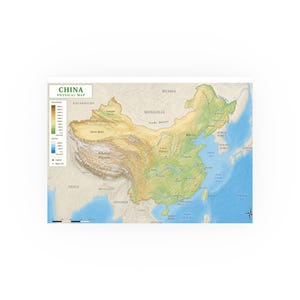 Peut inclure: Une carte physique de la Chine présentant une légende d'élévation avec des mesures en mètres. La carte affiche des détails topographiques incluant l'Himalaya, le plateau tibétain et le désert de Gobi, avec les pays et mers environnants.