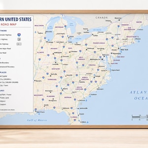 Może przedstawiać: Oprawiona mapa ścienna zatytułowana Eastern United States Road Map, przedstawiająca szczegółową sieć dróg, granice stanów i główne miasta. Mapa zawiera legendę symboli, różę wiatrów i skalę w milach, umieszczona w ramie z jasnego drewna.