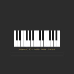 Può includere: Uno spartito musicale con il titolo "JAZZ CHORD EXERCISES" in lettere dorate. Presenta una tastiera di pianoforte stilizzata in bianco e nero, con notazioni musicali. Il nome dell'autore, Tomasz Saczko, è in basso.