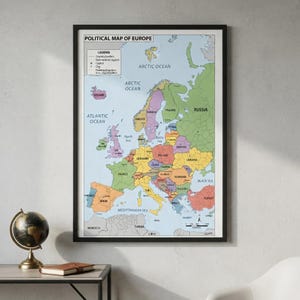 Peut inclure: Une carte politique de l'Europe encadrée présentant des pays multicolores, des océans étiquetés et une légende dans le coin supérieur gauche. La carte affiche les frontières nationales, les capitales et les grandes étendues d'eau.