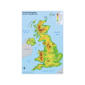 Può includere: Una mappa fisica e topografica del Regno Unito con codifica a colori dell'altitudine dal verde al marrone. La mappa mostra Inghilterra, Scozia, Galles e Irlanda del Nord, con etichette per le regioni principali, specchi d'acqua e una legenda.