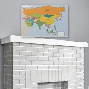 Può includere: Una mappa da parete rettangolare intitolata Political Map of Asia, che mostra la Russia in arancione, la Cina in giallo e vari altri paesi in tonalità di verde, rosa e beige. La mappa include una legenda nell'angolo in basso a destra e oceani blu.