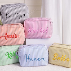 Personalisierte gestickte Seersucker Make-up-Tasche, Brautjungfer Kosmetiktasche, Muttertagsgeschenk, Brautparty Geschenk, Brautjungfer Geschenk, Geschenk für sie