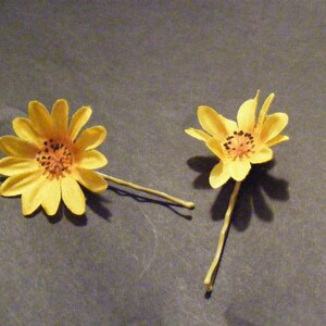 Duo of yellow DAISY hair pins customizable on bobby pins, barrettes, combs or alligator clips image 4