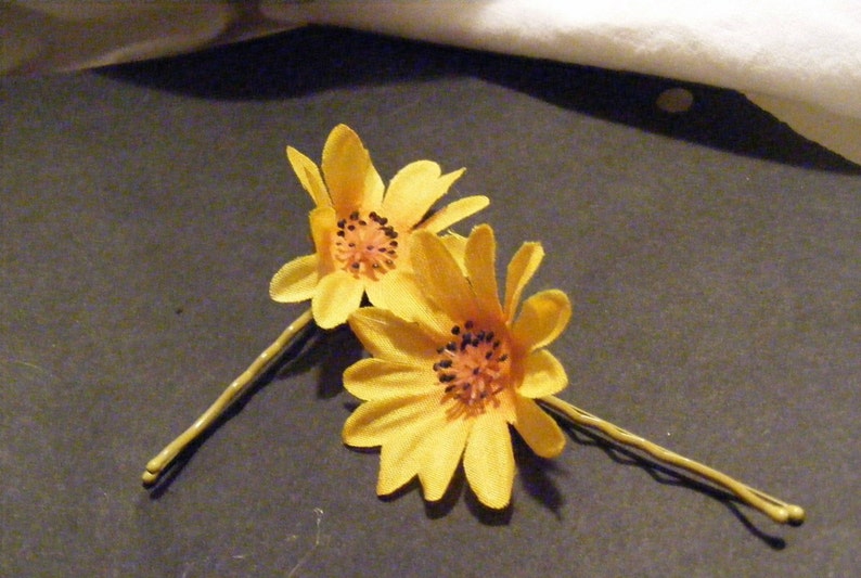 Duo of yellow DAISY hair pins customizable on bobby pins, barrettes, combs or alligator clips image 3