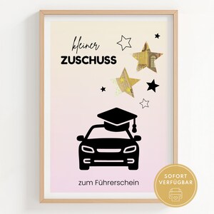 Könnte beinhalten: Gerahmter Druck mit einem Farbverlaufshintergrund aus Rosa und Gelb. Der Druck zeigt ein schwarzes Auto mit Abschlusskappe, Sternen und Text auf Deutsch. Ein goldener Aufkleber mit Text und einem Druckersymbol befindet sich unten rechts.