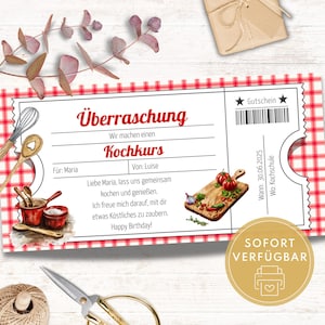 Puede incluir: Un vale de regalo rojo y blanco a cuadros para una clase de cocina. El vale tiene una imagen de utensilios de cocina y verduras en una tabla de cortar. El texto en el vale dice "Überraschung" y "Kochkurs".