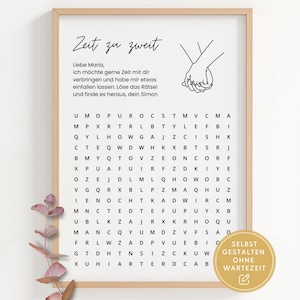 Könnte beinhalten: Gerahmter Druck mit hellem Holzrahmen. Der Druck zeigt deutschen Text, ein Suchsel und eine Strichzeichnung von zwei Händen, die sich halten. Ein goldener Aufkleber mit Text befindet sich in der unteren rechten Ecke.