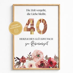 Könnte beinhalten: Gerahmter Druck mit dem Text "Die Zeit vergeht, die Liebe bleibt." und "HERZLICHEN GLÜCKWUNSCH zur Rubinhochzeit." Die Zahl "40" ist mit Euro-Banknoten gestaltet. Florale Elemente in Rot- und Rosatönen zieren den unteren Rand.