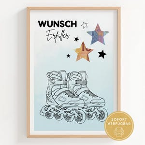 Peut inclure: Impression encadrée avec une paire de patins à roulettes dessinés en noir. L'œuvre comprend les mots allemands "Wunsch Erfüller" et des étoiles. Un autocollant doré avec du texte est dans le coin inférieur droit.