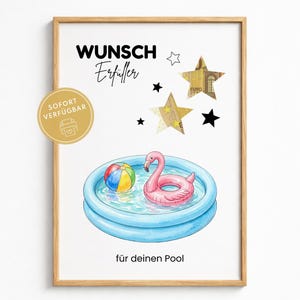 Könnte beinhalten: Ein gerahmter Druck mit einem blauen aufblasbaren Pool, einem pinken Flamingo-Schwimmring und einem bunten Wasserball. Der Text WUNSCH Erfüller und für deinen Pool ist zu sehen, ergänzt durch schwarze Sterne und zwei Sterne mit Euro-Muster.