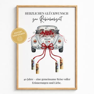 Könnte beinhalten: Gerahmter Druck mit einem weißen Oldtimer, verziert mit roten Rosen und einer roten Schleife. Der Text "HERZLICHEN GLÜCKWUNSCH zur Rubinhochzeit" steht oben. Der Druck enthält auch den Text "40 Jahre - eine gemeinsame Reise voller Erinnerungen und Liebe."