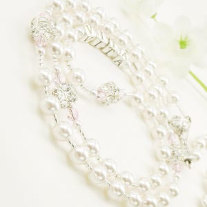 Rosario de bautismo personalizado con perlas blancas y cuentas de diamantes de imitación y cuentas de letras de plata de ley 925, regalo de bautismo para niñas