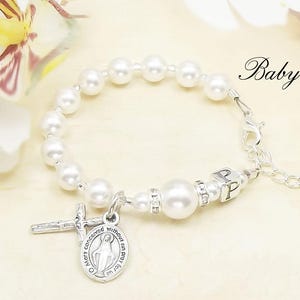 Pulsera de rosario de perlas personalizada para bautizo de niña, con letras estampadas en plata de ley 925, hermoso regalo de recuerdo para bautizo o bautismo