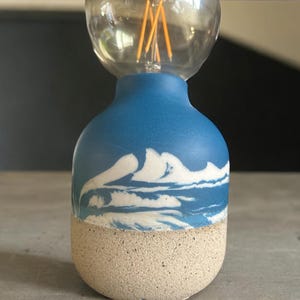 Lampada da tavolo Sea Shore realizzata a mano: decorazione costiera con lampadina Edison