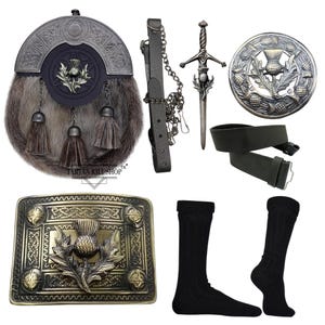 Puede incluir: Un conjunto de kilt con un sporran, cinturón de kilt, broche de kilt, calcetines y un sgian dubh. El sporran está hecho de piel marrón con detalles plateados y un diseño de cardo. El cinturón de kilt es de cuero negro con una hebilla plateada. El broche de kilt es de plata con un diseño de cardo. Los calcetines son de lana negra. El sgian dubh es un pequeño cuchillo de plata con un diseño de cardo.