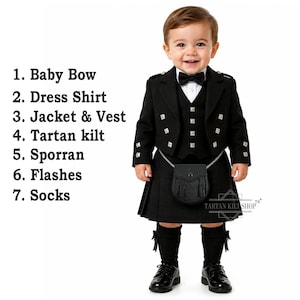 Könnte beinhalten: Ein schwarzes Kilt-Outfit mit Jacke, Weste, weißem Hemd, schwarzer Fliege, schwarzem Kilt, Sporran und schwarzen Socken. Der Text lautet: 1. Baby Bow, 2. Dress Shirt, 3. Jacket & Vest, 4. Tartan kilt, 5. Sporran, 6. Flashes, 7. Socks.