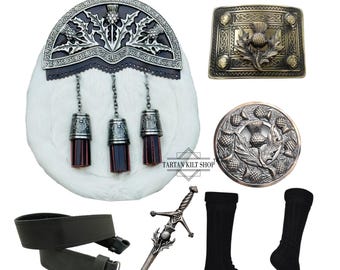 Puede incluir: Colección de accesorios escoceses de las Highlands. Incluye un sporran de piel blanca con detalles de cardo plateado, un cinturón, una hebilla decorativa, un alfiler de kilt, un sgian-dubh y calcetines negros.