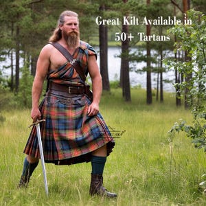 Könnte beinhalten: Ein Mann in einem traditionellen schottischen Great Kilt in einem farbenfrohen Tartanmuster, der ein Schwert hält. Der Kilt wird mit einem Ledergürtel und Schulterriemen getragen. Der Text "Great Kilt Available in 50+ Tartans" ist sichtbar.