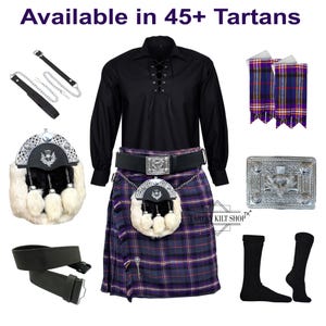 Puede incluir: Un conjunto de kilt negro con un patrón de tartán morado y azul. El conjunto incluye un kilt, una camisa negra con cuello de encaje, un pin de kilt, un sporran, un cinturón, medias de kilt y un par de calcetines. El texto "Tartan Kilt Shop" es visible en el kilt.