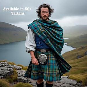 Peut inclure: Une personne porte un kilt et un châle à carreaux bleu sarcelle, jaune et marine. La tenue comprend un gilet bleu marine, une chemise blanche et une ceinture décorative avec une boucle argentée et un sporran. Le texte "Available in 50+ Tartans" est visible.