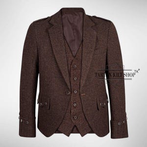Puede incluir: Conjunto de chaqueta y chaleco de tweed marrón. La chaqueta tiene solapas con muescas, bolsillos con solapa y puños abotonados. El chaleco tiene una parte delantera abotonada. El conjunto es de TARTAN KILT SHOP.