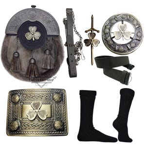 Könnte beinhalten: Ein Kilt-Outfit-Set mit einem braunen Kilt, einem schwarzen Sporran mit Kleeblatt-Design, einem schwarzen Ledergürtel mit goldener Schnalle, einem Paar schwarzen Socken, einer goldenen Kilt-Nadel mit Kleeblatt-Design und einer goldenen Kilt-Brosche mit Kleeblatt-Design.